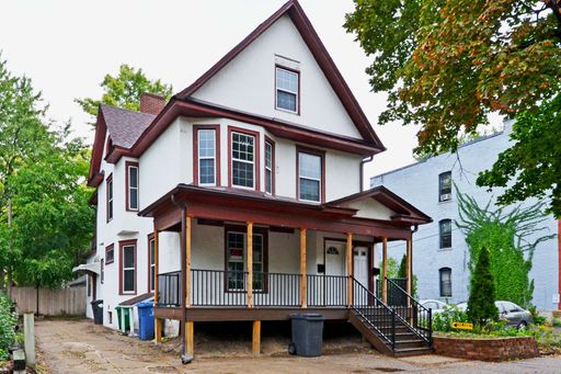 ** Move-In Special! ** Spacious 6 Bedroom, 2 Bathroom Upper-Level Unit of Duplex near U of M, Dinkytown & NE Minneapolis – photo 1
