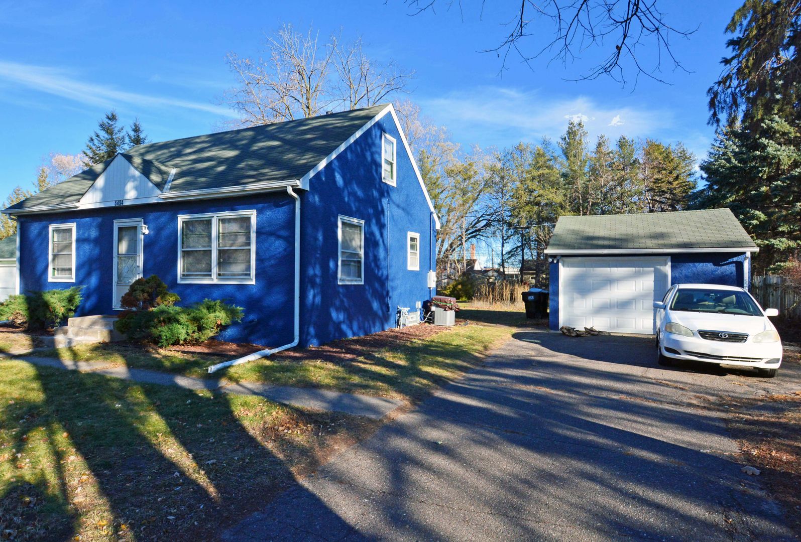 Mounds View House: 5494 Erickson Rd