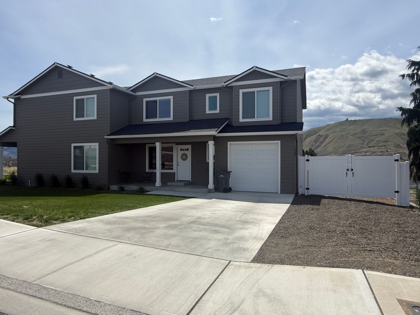 East Wenatchee Apartment: 584 Juli / 1308 Juno