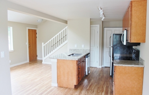 Spacious 2 bedroom 2 bathroom townhome in a great Downtown Kirkland – photo 1
