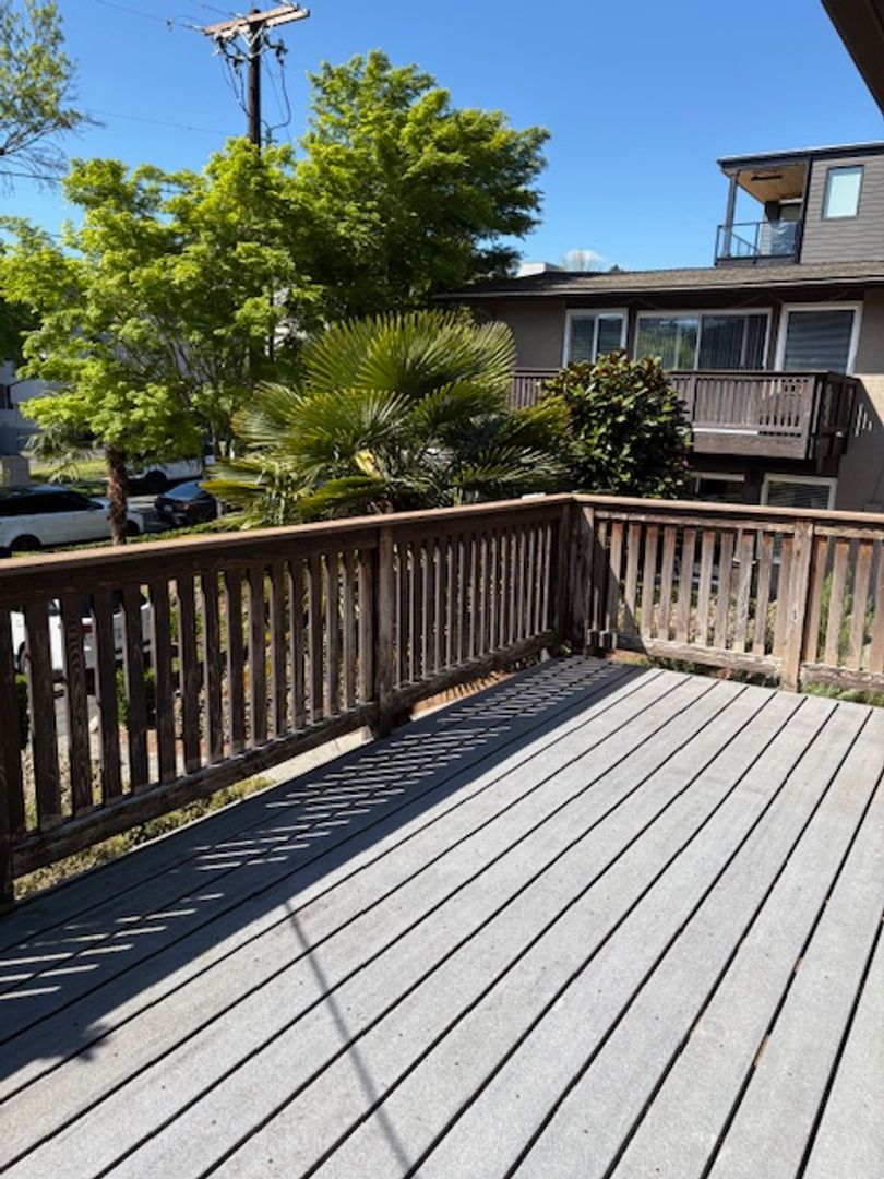 Kirkland Apartment: 244 4th Ave