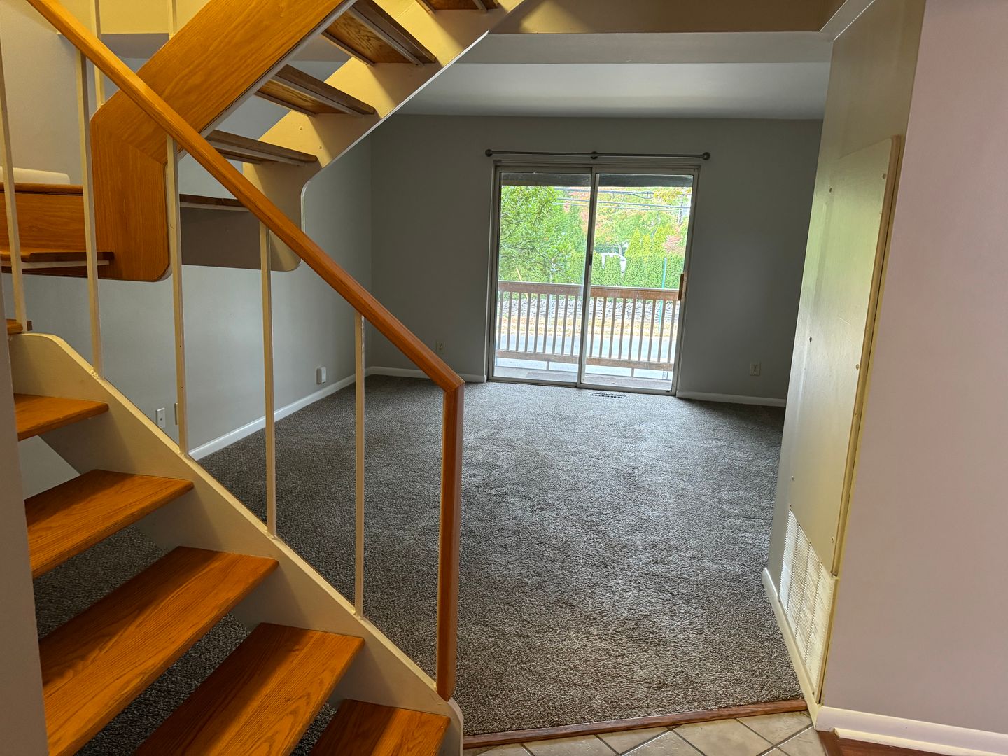 Marble Cliff Apartment: 1989 W Fifth Ave.