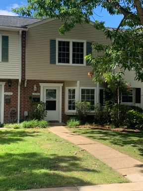 BEAUTIFULLY RENOVATED TOWNEHOME IN WASHINGTON SQUARE! – photo 1