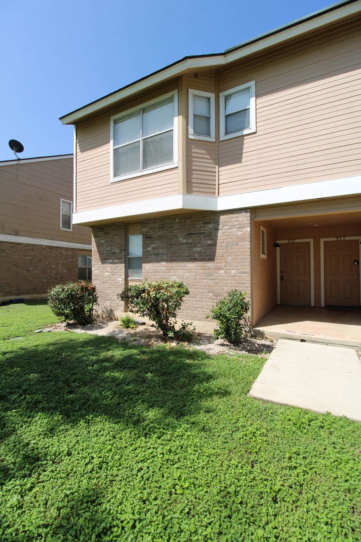 Schertz Apartment: 933 Schertz Parkway