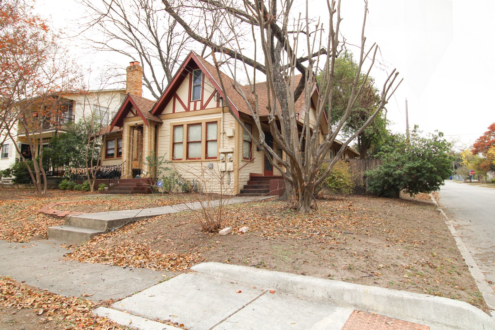 San Antonio House: 438 W Rosewood Ave