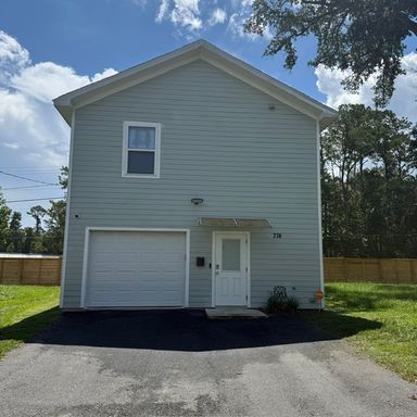 2 Bedroom 1 Bath House with garage – photo 1