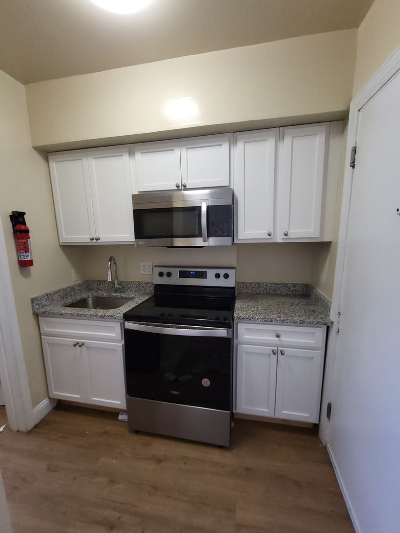 Washington Apartment: 1435 N Street NW