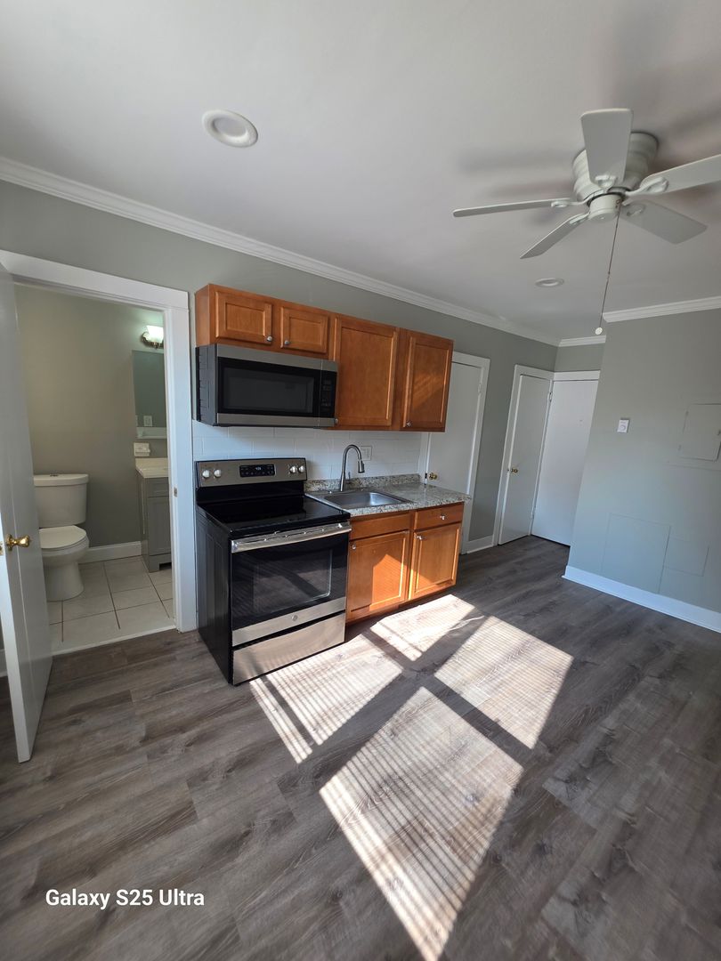 Washington Apartment: 3222-3224 Wisconsin Avenue NW