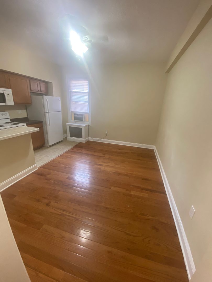 Washington Apartment: 1435 N Street NW