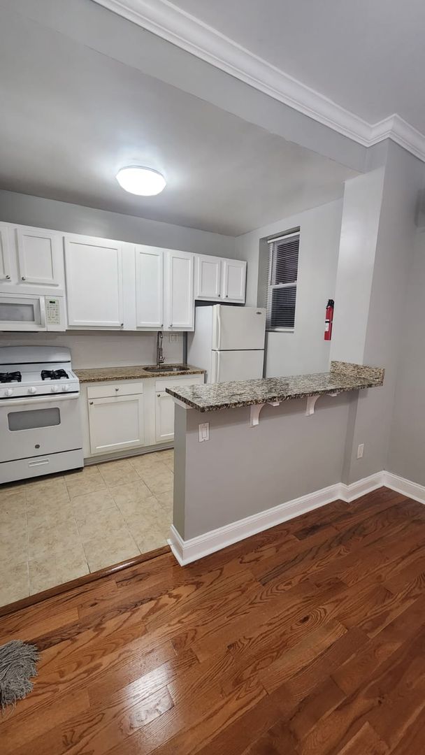 Washington Apartment: 1435 N Street NW