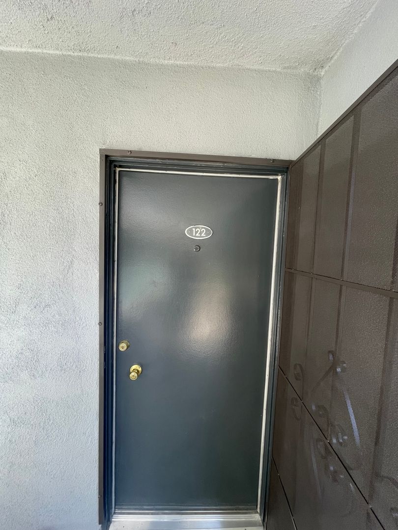 Los Angeles Apartment: 10751 Rose Ave.