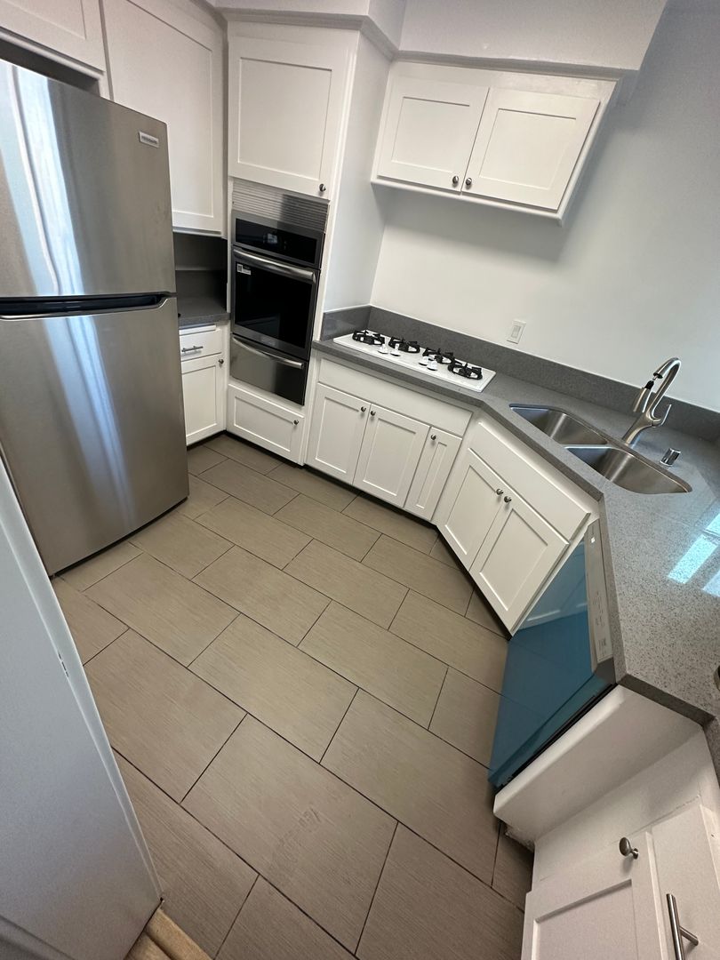 401-333 S. REEVES DR. 8 of 12