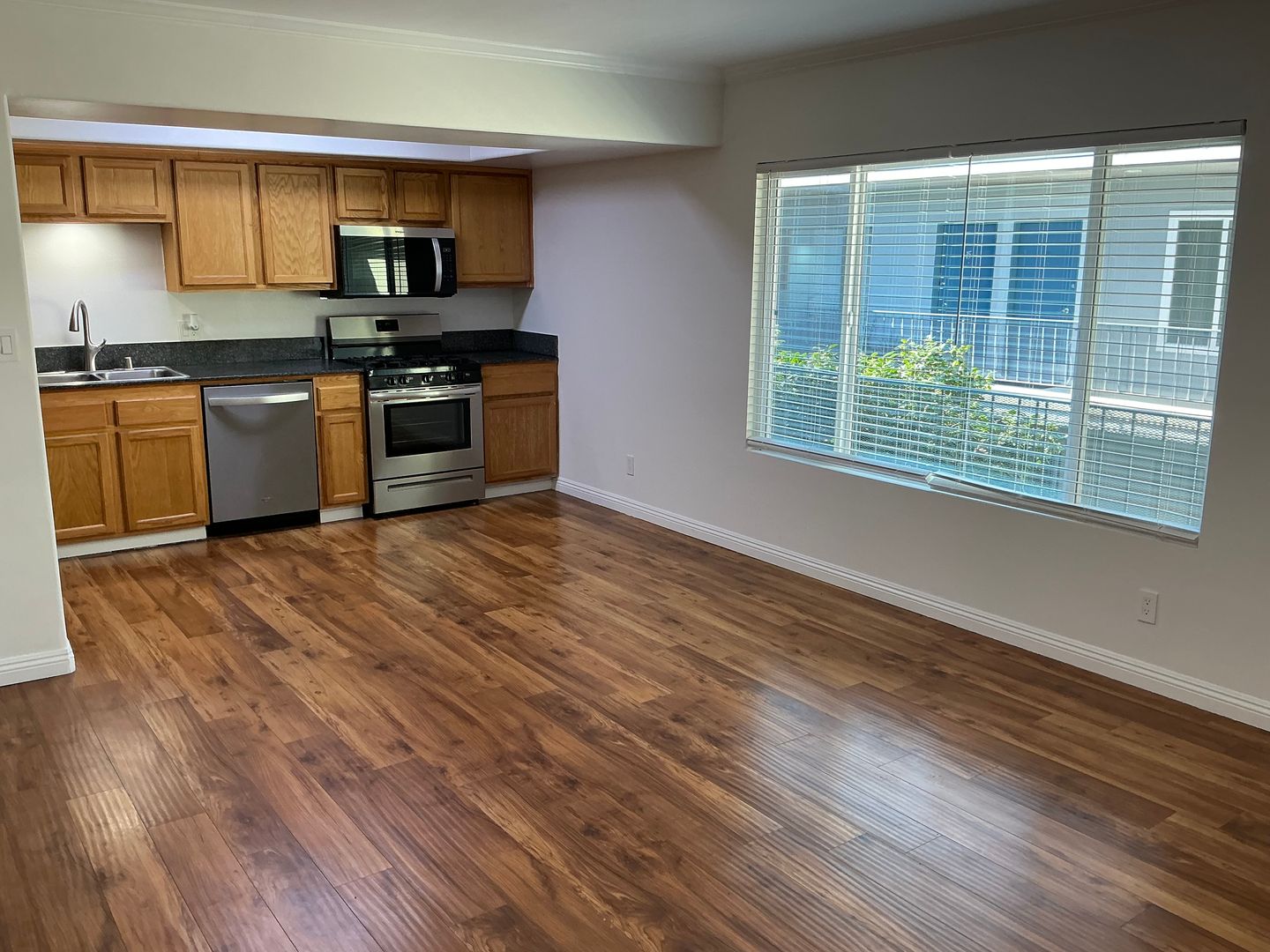 LOS ANGELES Apartment: 1632 BARRY AVE.