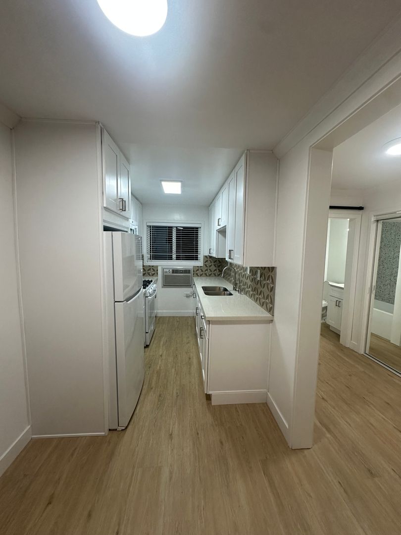 Los Angeles Apartment: 10751 Rose Ave.