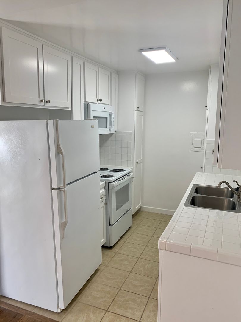 LOS ANGELES Apartment: 10949 PALMS BLVD