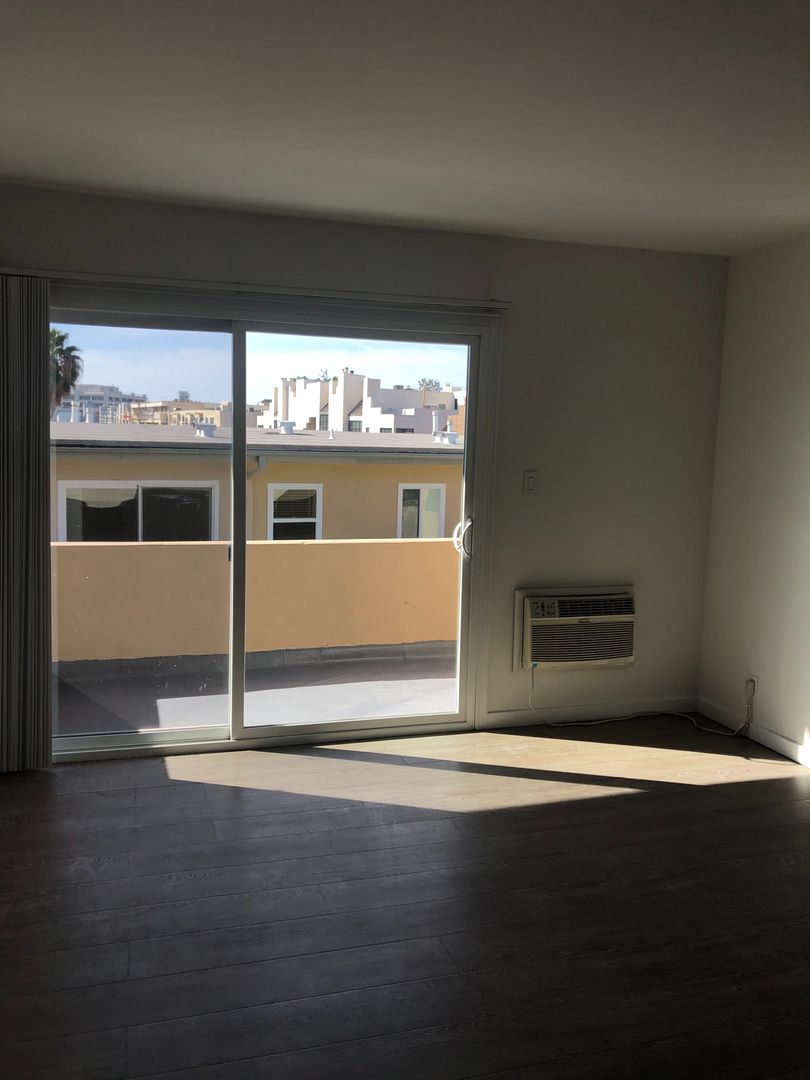 LOS ANGELES Apartment: 11601 GORHAM AVE