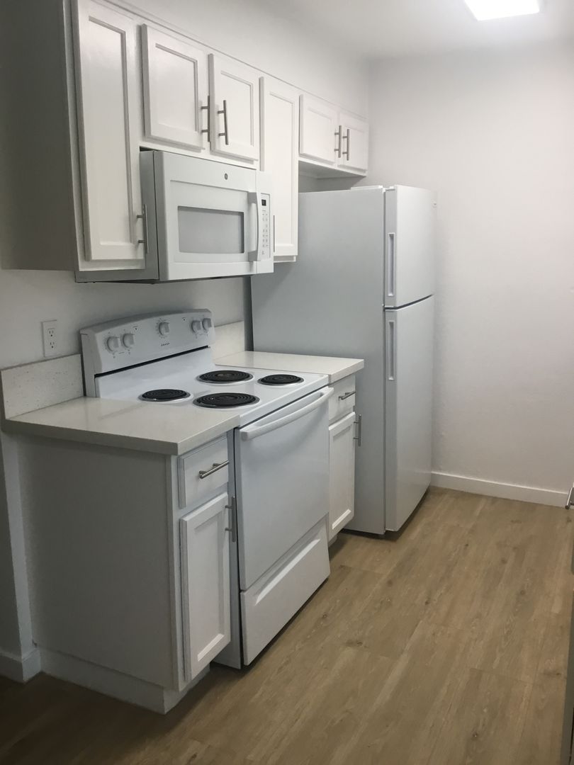 LOS ANGELES Apartment: 3555 SAWTELLE BLVD