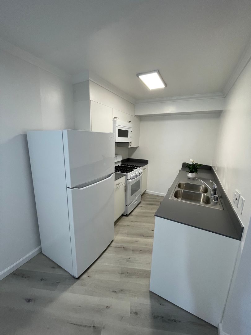 Los Angeles Apartment: 10751 Rose Ave.
