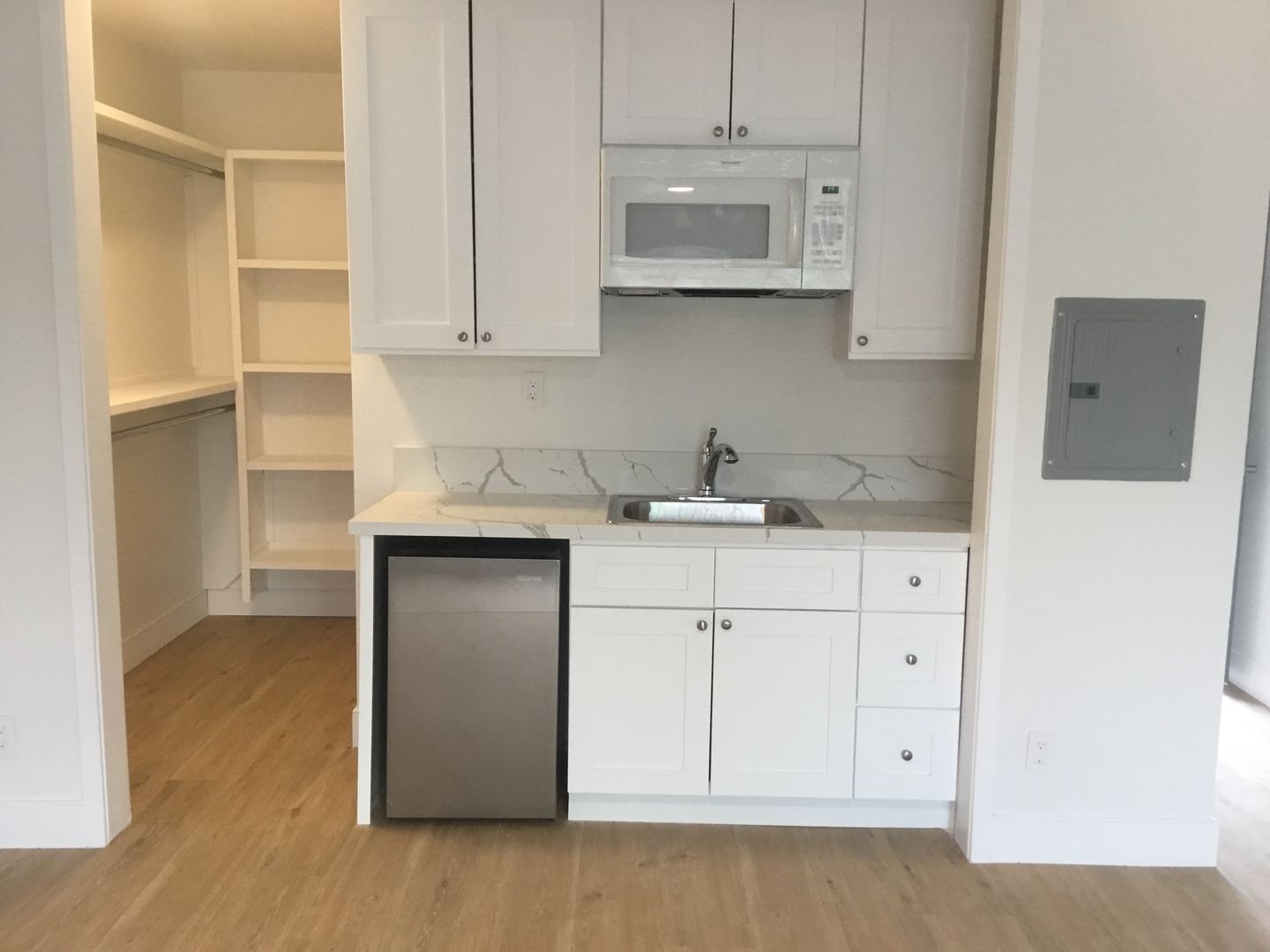 LOS ANGELES Apartment: 1632 BARRY AVE.
