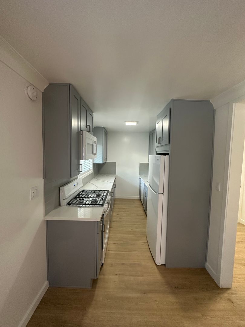 Los Angeles Apartment: 10751 Rose Ave.