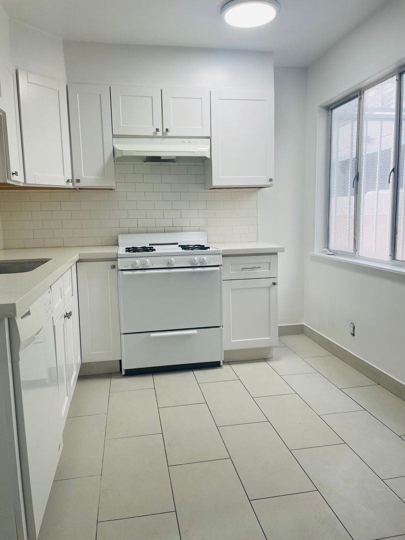 LOS ANGELES Apartment: 1844 BUTLER AVENUE