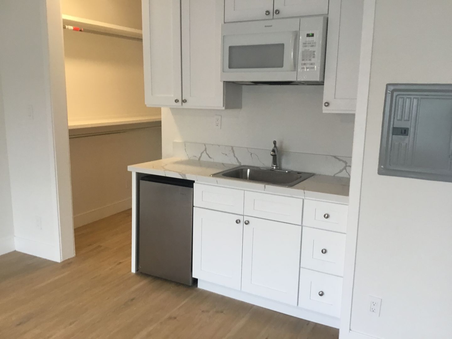 302-BARRY APTS 8 of 12
