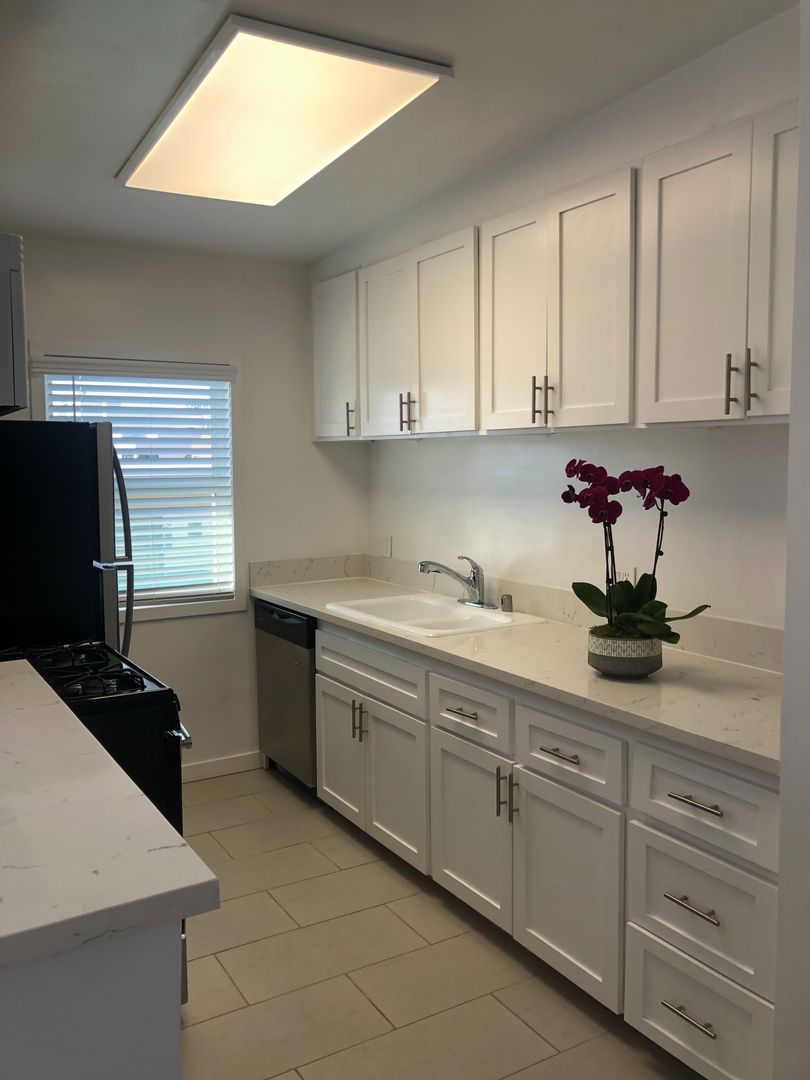 LOS ANGELES Apartment: 11601 GORHAM AVE