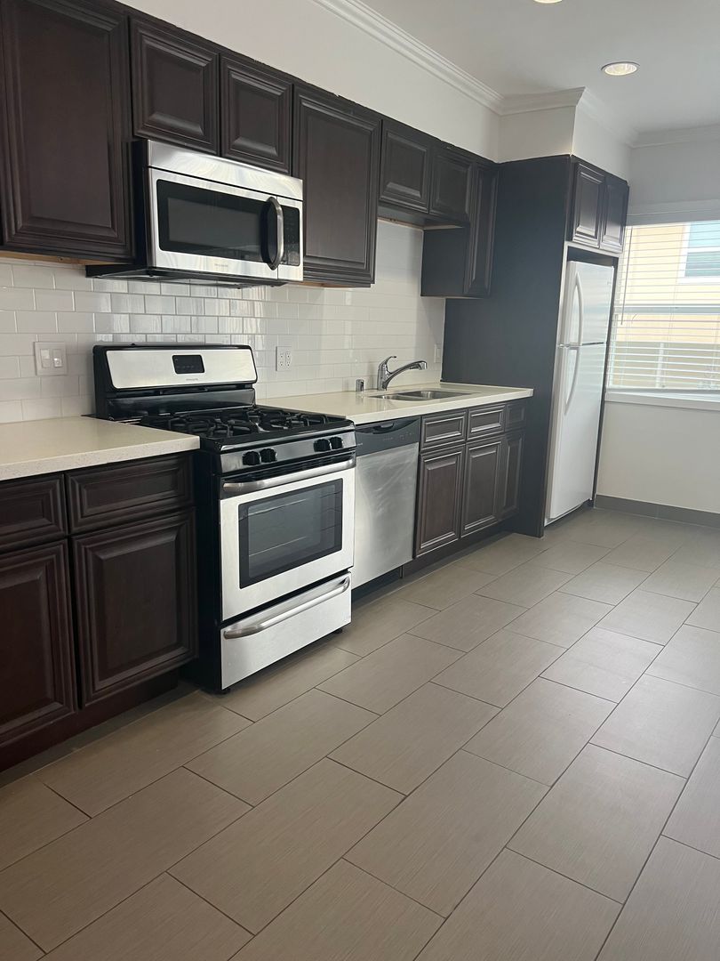 501-11601 GORHAM AVE. 2 of 8