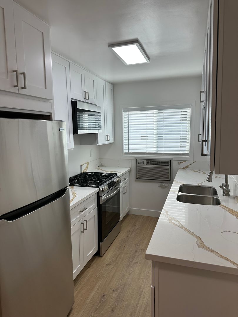 Los Angeles Apartment: 10751 Rose Ave.