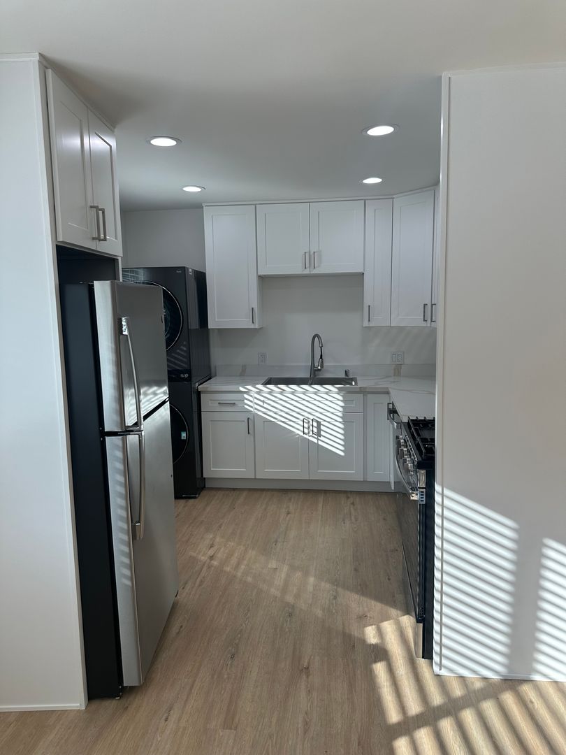 Los Angeles Apartment: 10751 Rose Ave.