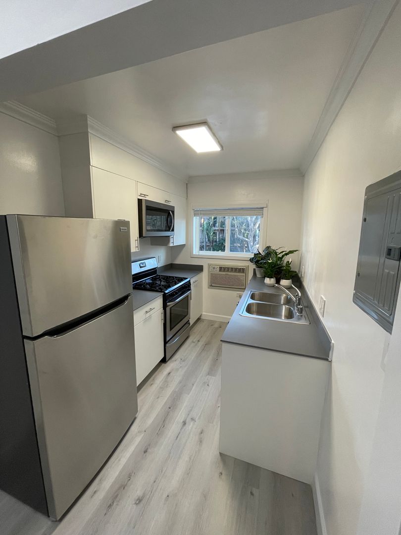 Los Angeles Apartment: 10751 Rose Ave.