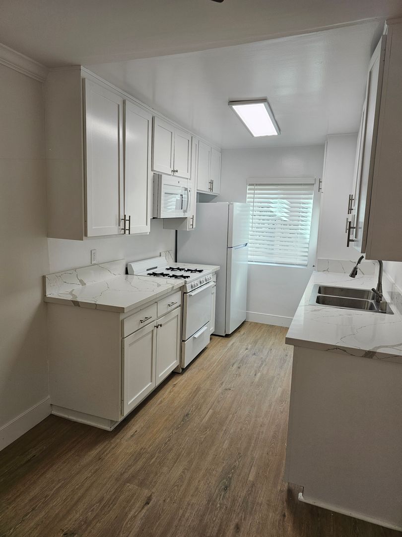 LOS ANGELES Apartment: 10970 PALMS BLVD