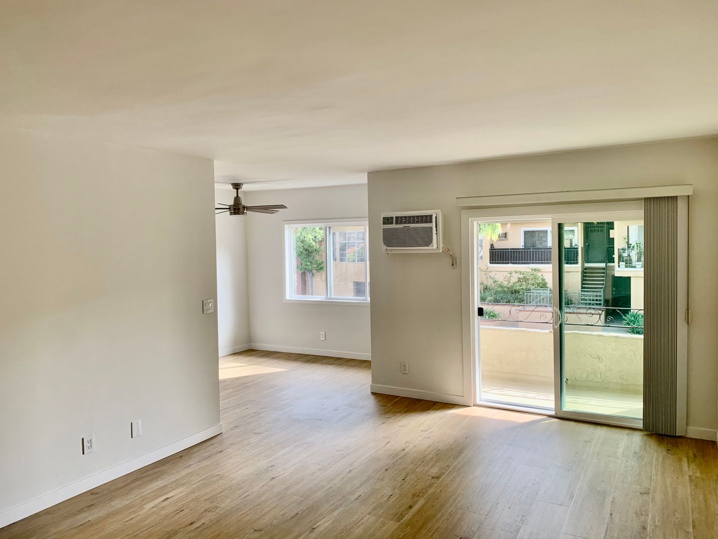 LOS ANGELES Apartment: 10949 PALMS BLVD
