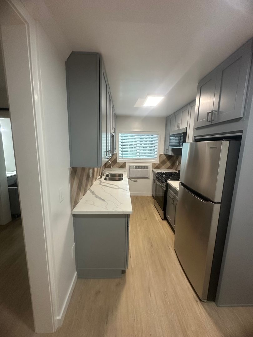 Los Angeles Apartment: 10751 Rose Ave.