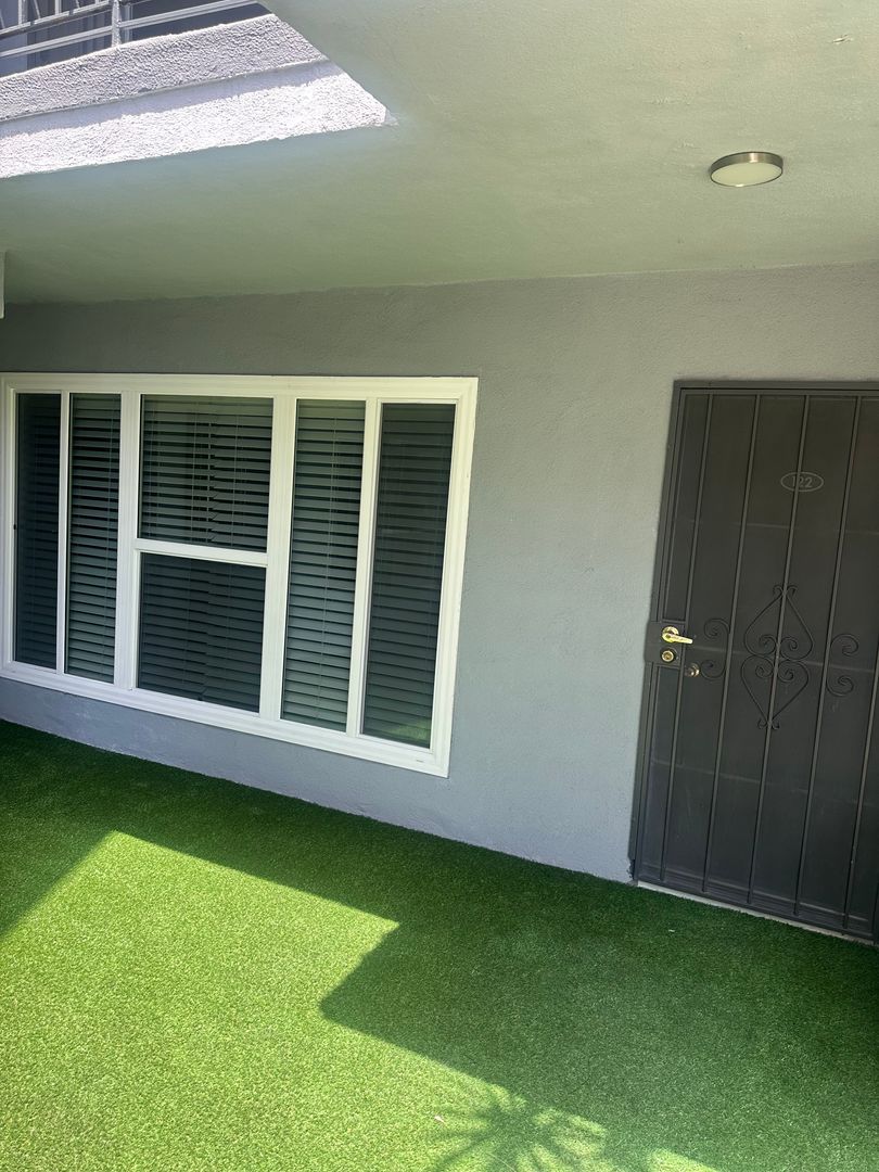 Los Angeles Apartment: 10751 Rose Ave.