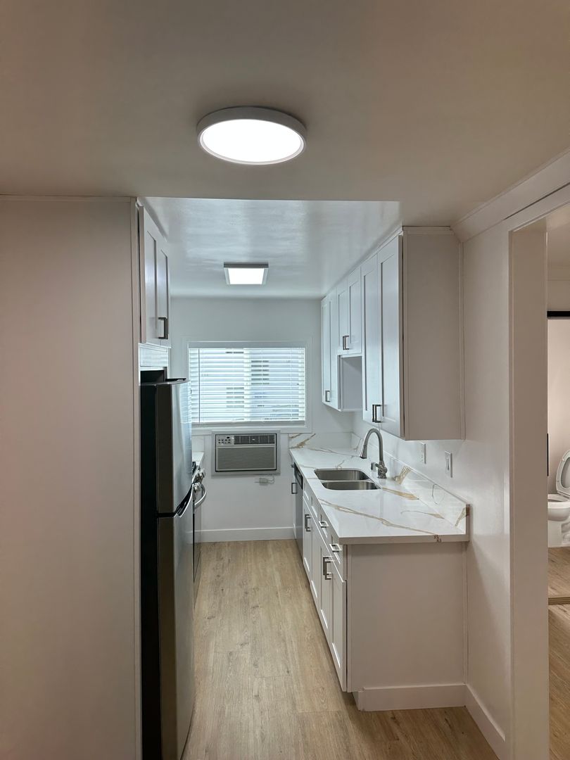 Los Angeles Apartment: 10751 Rose Ave.