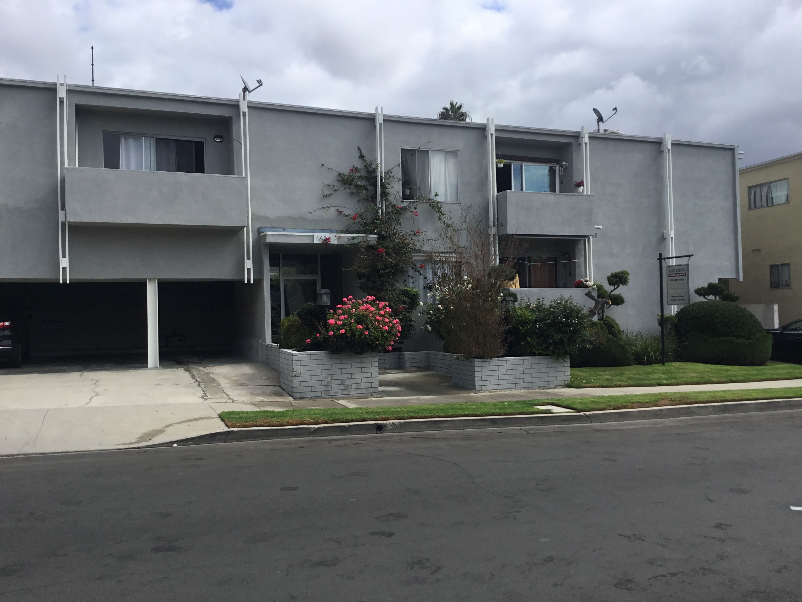 302-BARRY APTS 5 of 12