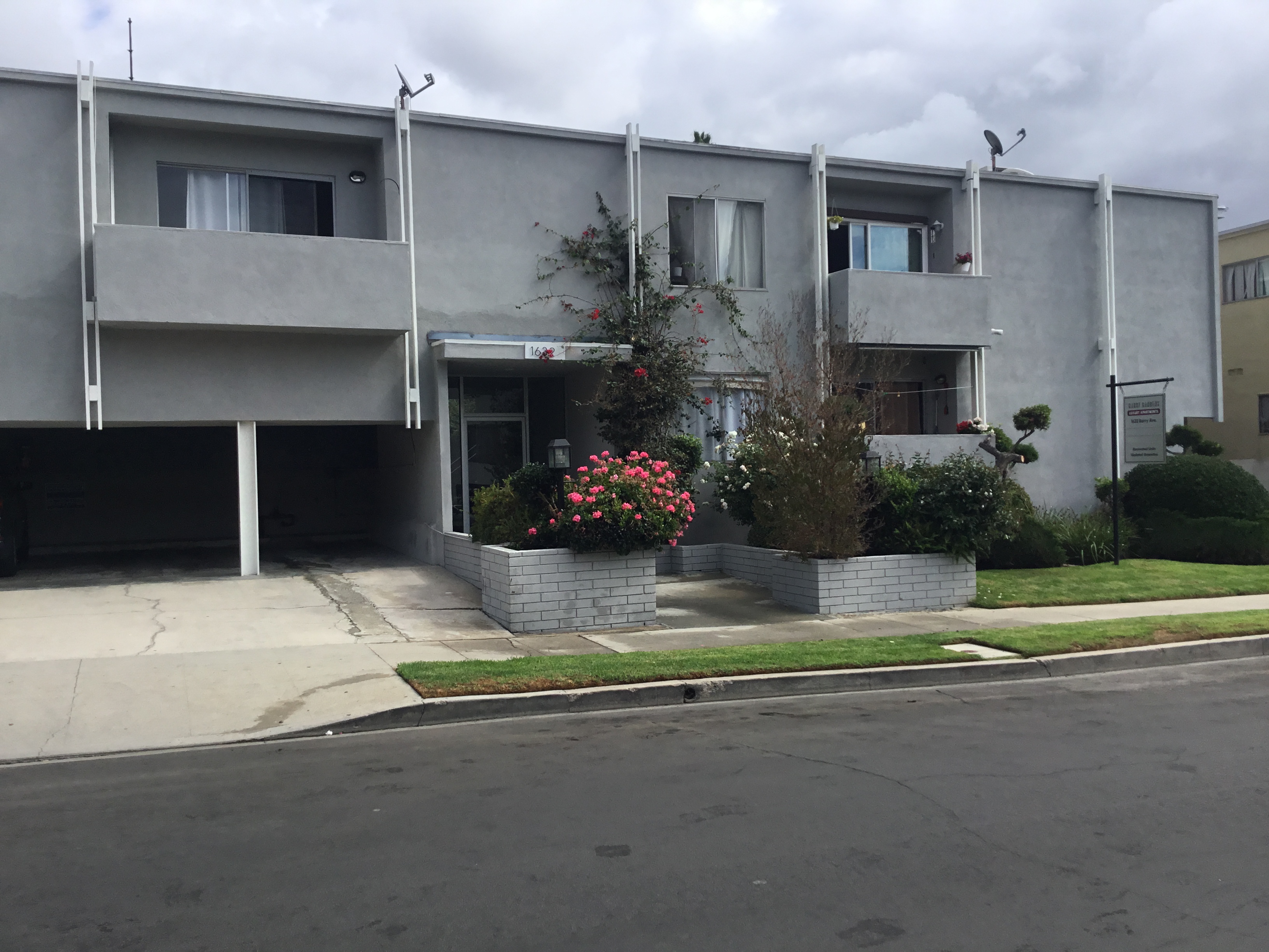 302-BARRY APTS 6 of 12