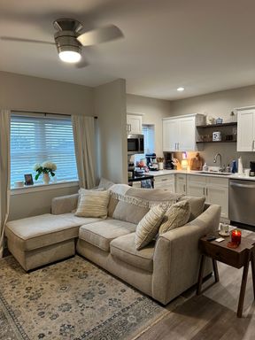 Newly Renovated 1-Bedroom Apartment on Elm Street – Walk to Carilion & Downtown! – photo 1