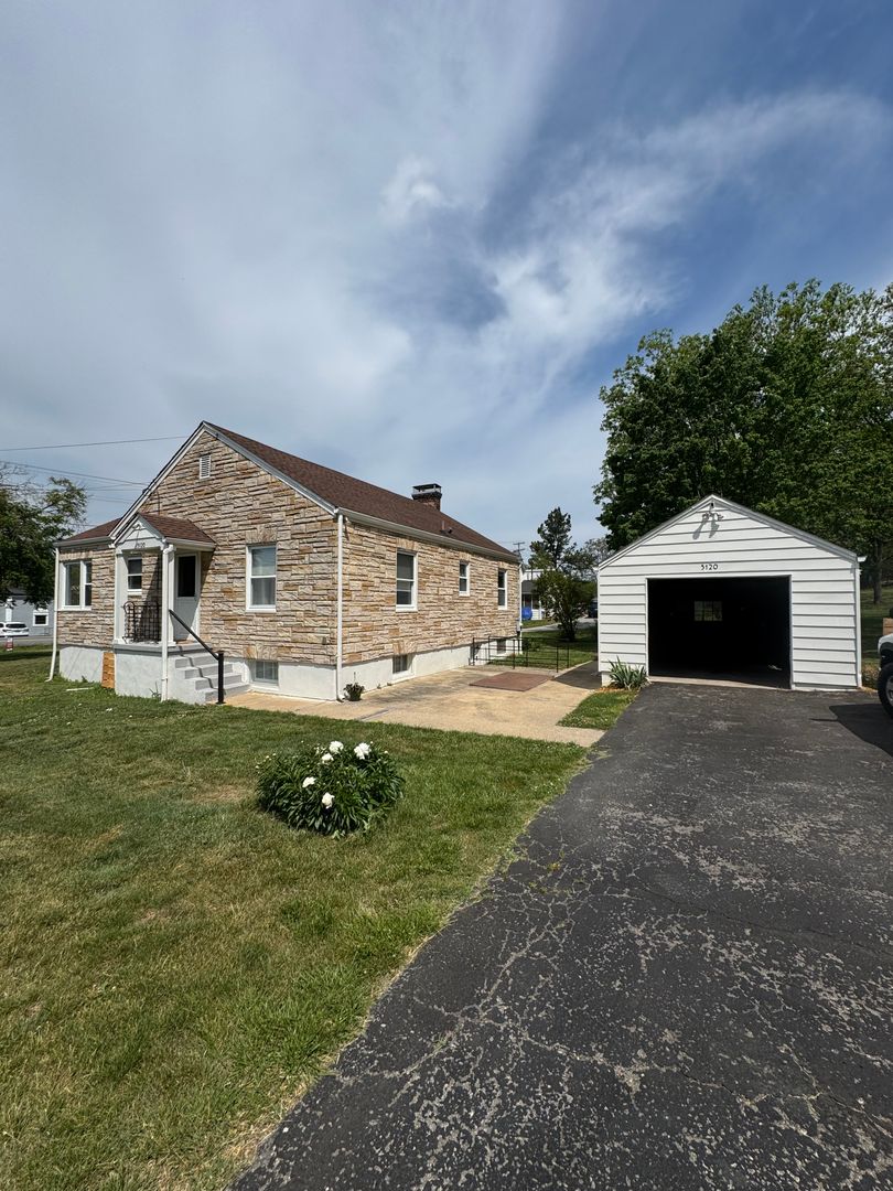 Roanoke House: 5120 Starkey Rd
