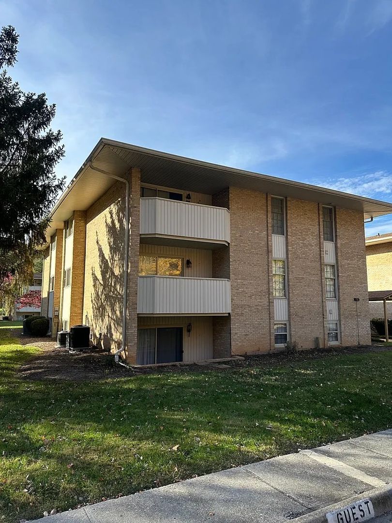 Roanoke Apartment: 5260 Crossbow Circle