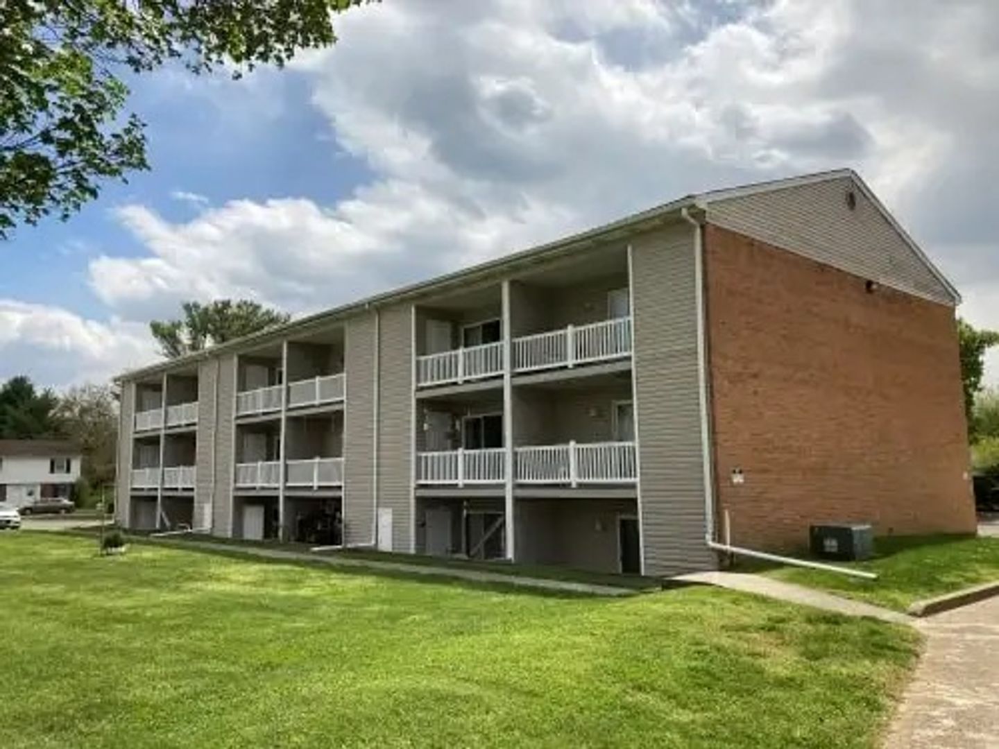 Roanoke Apartment: 807 Whitney Avenue, NW