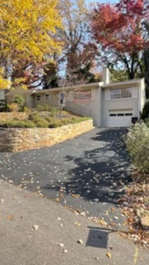 Roanoke House: 3120 Stoneridge Road, SW