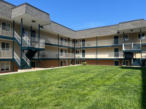 Welcome to this spacious 2 BED/1.5 BATH apartment in Cave Spring, VA. – photo 1