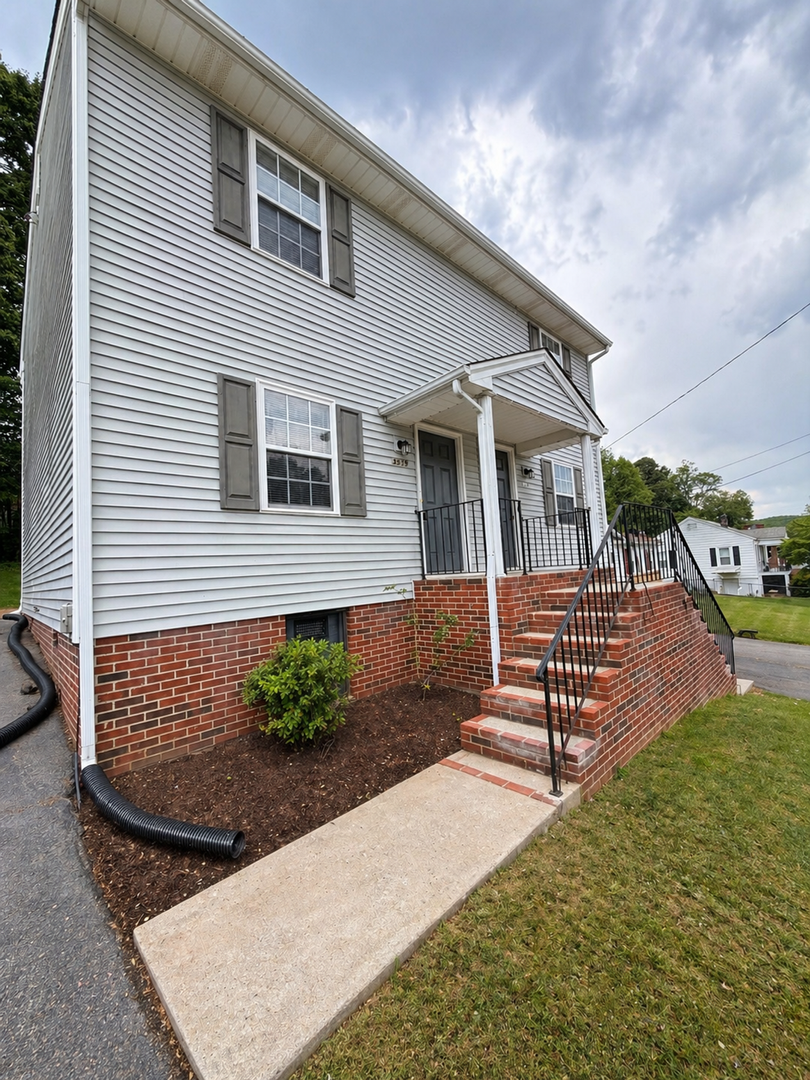 Roanoke Apartment: 3517-3523 Troxell Rd SE