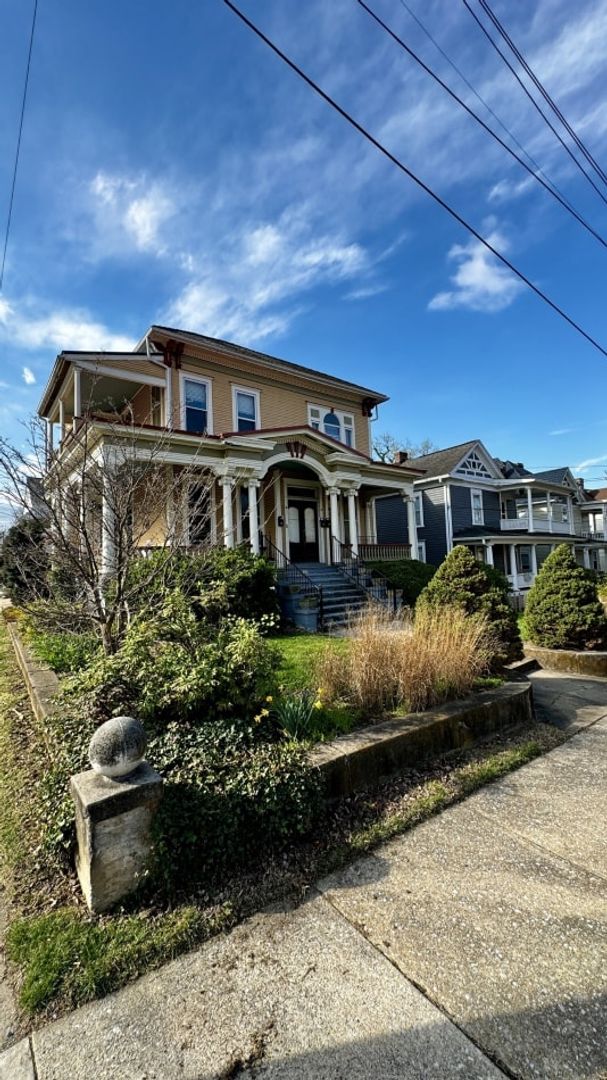 Roanoke Apartment: 302 Mountain Avenue SW