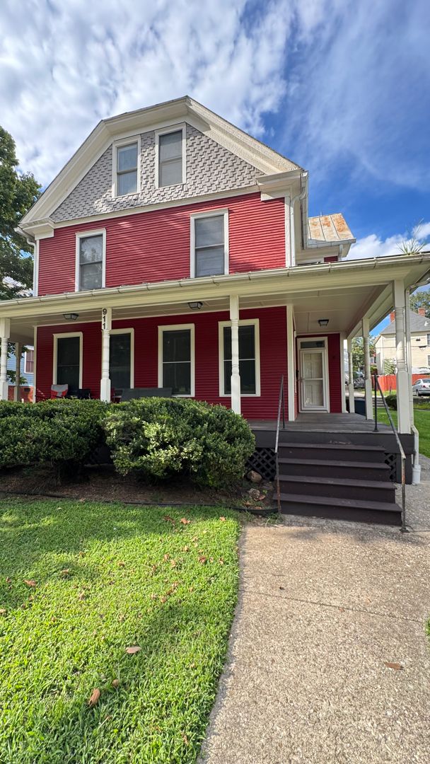 Roanoke Apartment: 911 Campbell Ave. SW Apt. B