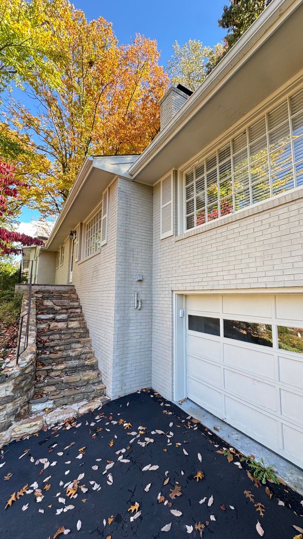 Roanoke House: 3120 Stoneridge Road, SW