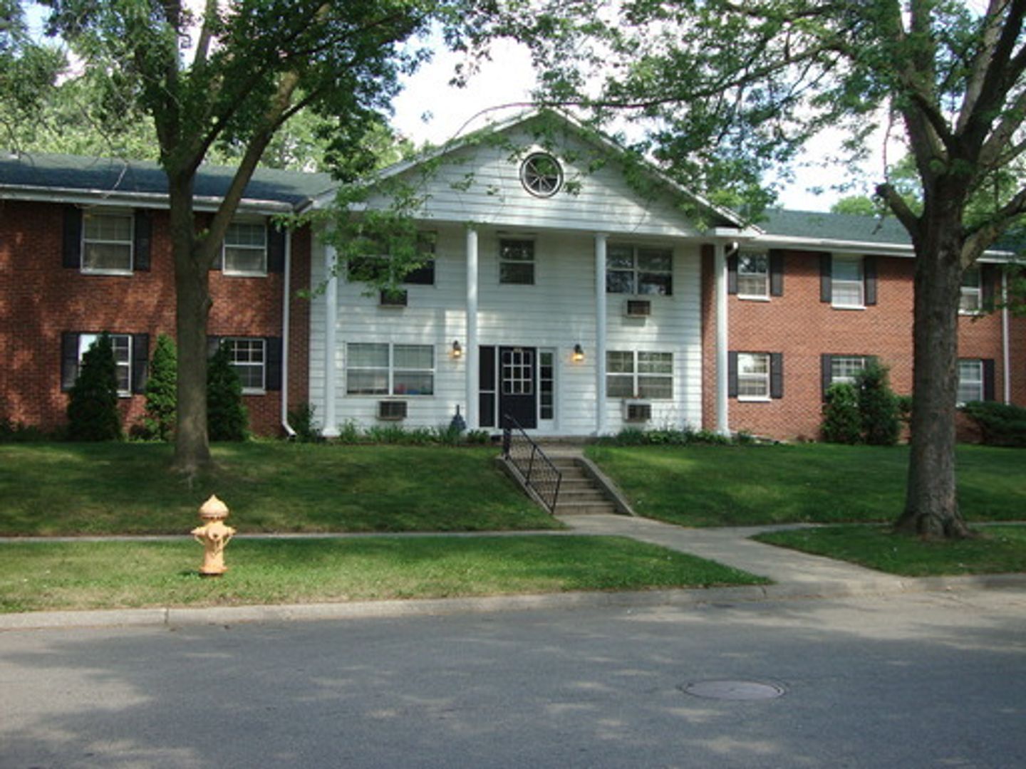 Janesville Apartment: 830 Harding St.