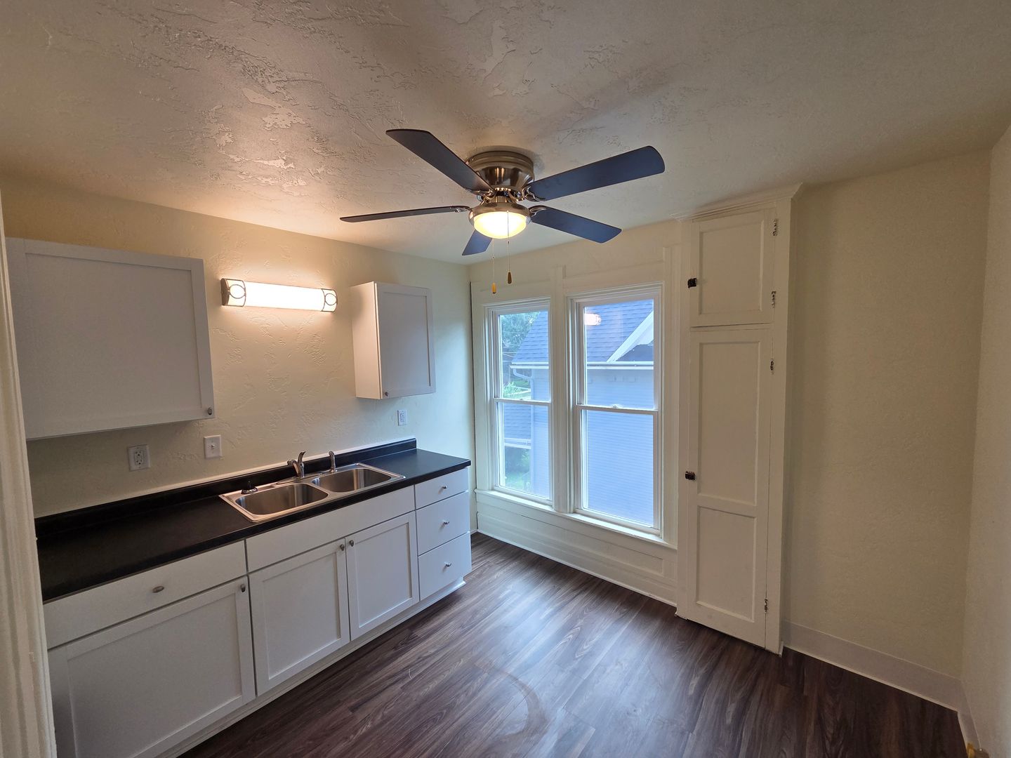Janesville Apartment: 901 - 903 E. Milwaukee St.